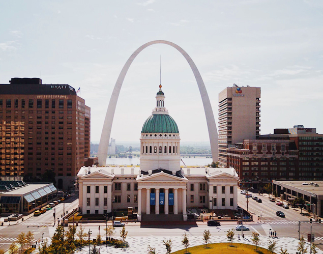 St. Louis Arch with government building in front